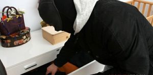 Ladro d'appartamento scappa con l'auto del proprietario di casa