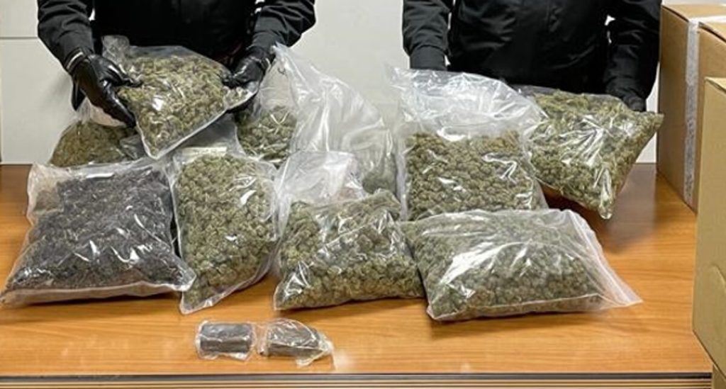 Nella fornitura di cannabis light della marijuana illegale, in manette due commercianti