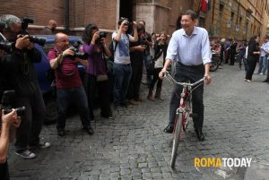 Il ritorno di Marino a Roma: “Ho preso la bici e sono caduto due volte per le buche”