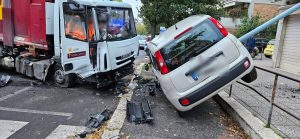 Mezzo Ama si schianta contro auto in sosta