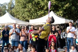 Hippie Market: bolle di sapone, live music e spettacoli circensi