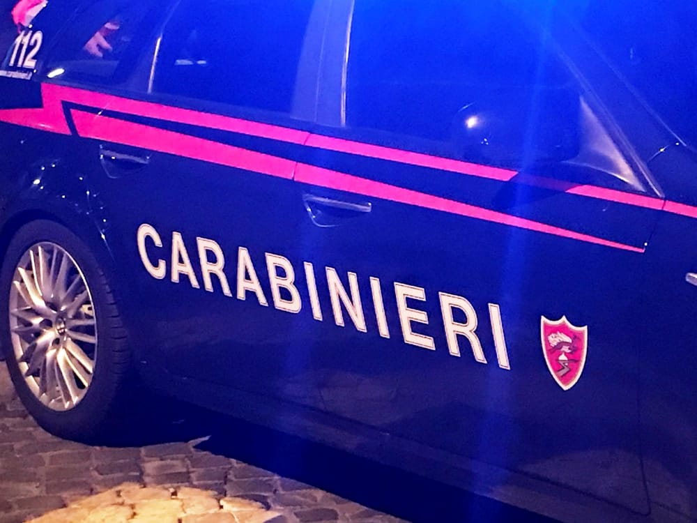 Lite tra vicini, incendiato lo zerbino della porta d'ingresso