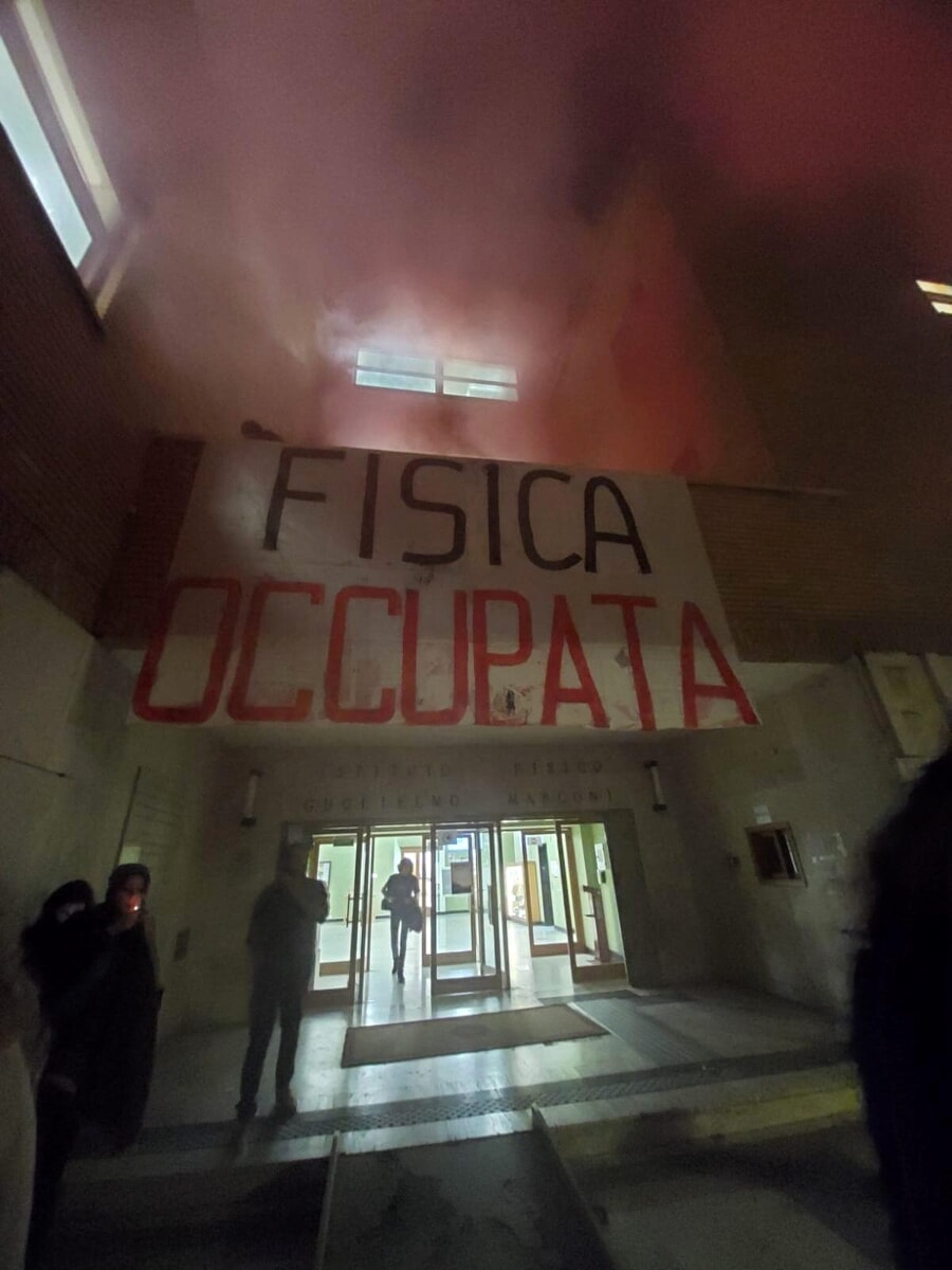 Sapienza, occupata la facoltà di Fisica: "Stop ad accordi con aziende guerrafondaie"