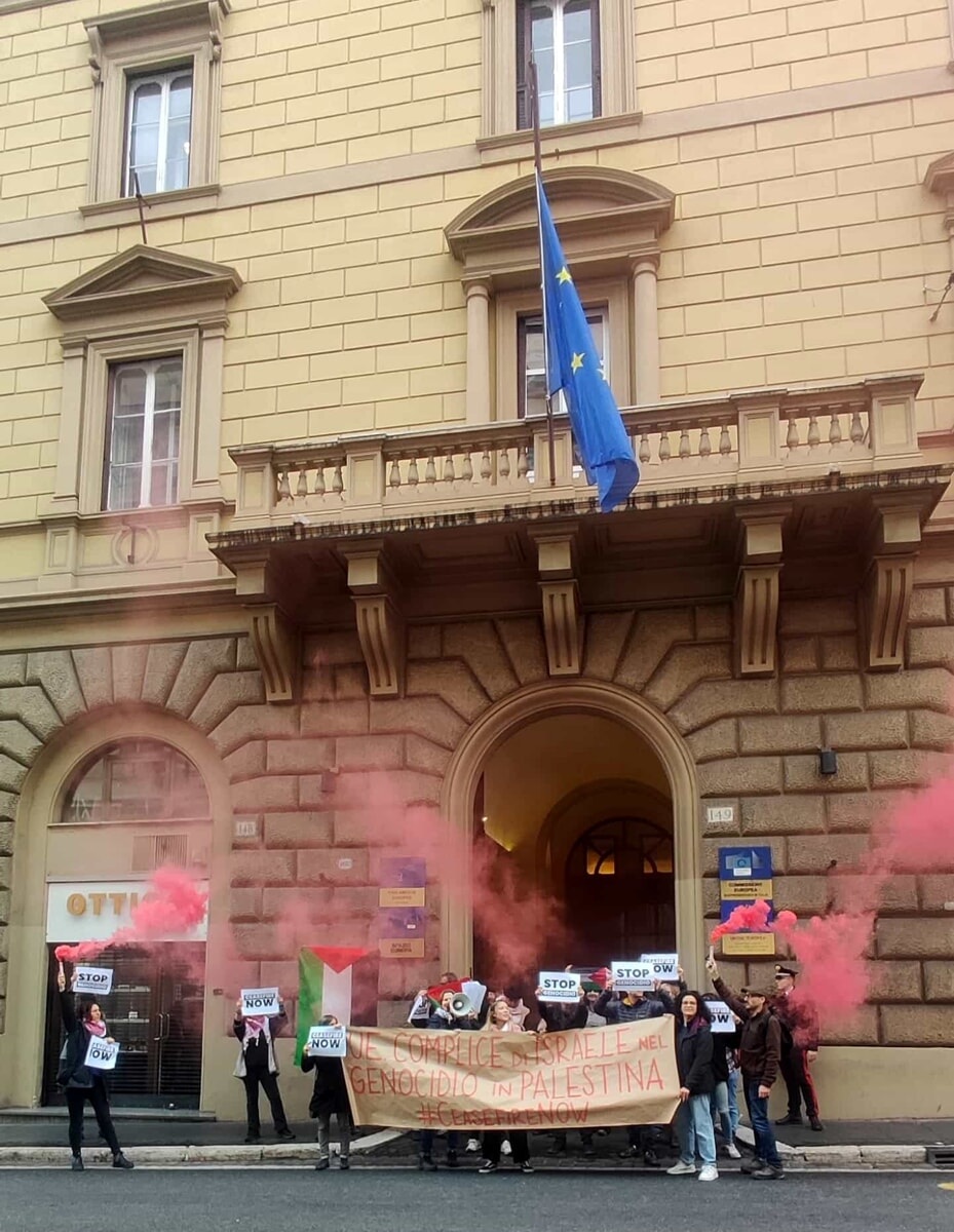 Centri sociali occupano la sede del parlamento europeo a Roma: "Stop genocidio in Palestina"
