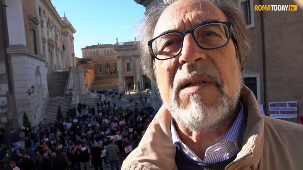 VIDEO | Protesta dei sostituti alla guida dei taxi sotto il Campidoglio: "Una guerra tra poveri a danno dei precari"