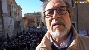 VIDEO | Protesta dei sostituti alla guida dei taxi sotto il Campidoglio: "Una guerra tra poveri a danno dei precari"
