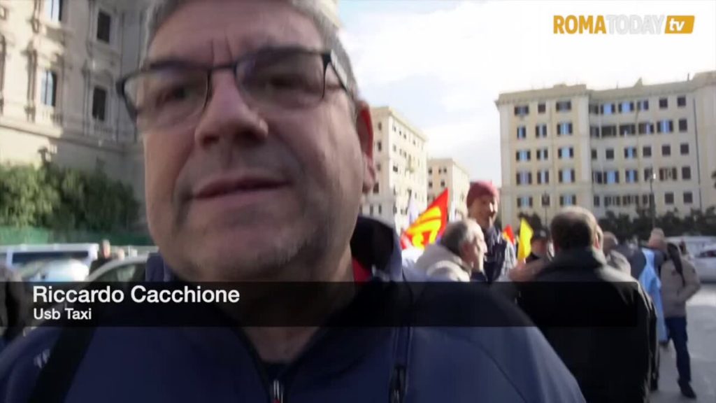 VIDEO | La protesta dei taxi arriva sotto la sede dell'Antitrust: "Amici di Uber"