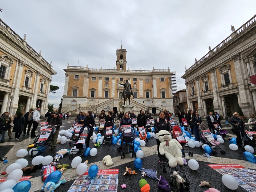 In Campidoglio 33 passeggini: il flash mob per il rilascio dei bambini rapiti da Hamas
