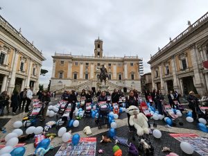 In Campidoglio 33 passeggini: il flash mob per il rilascio dei bambini rapiti da Hamas