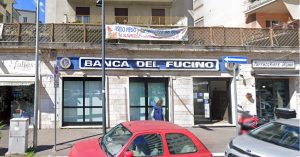 Auto ariete contro la banca: banda in fuga con il roller cash