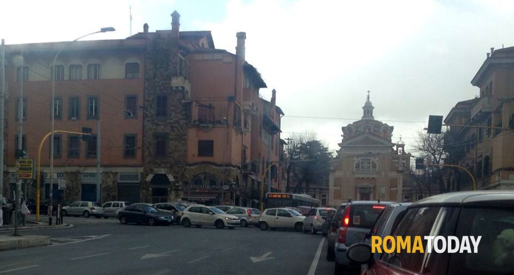 Incidente a piazza Sempione: travolto da una Fiat Panda, grave un uomo
