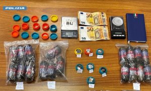 La droga nascosta in casa sotto la tv costa caro: 29enne in manette