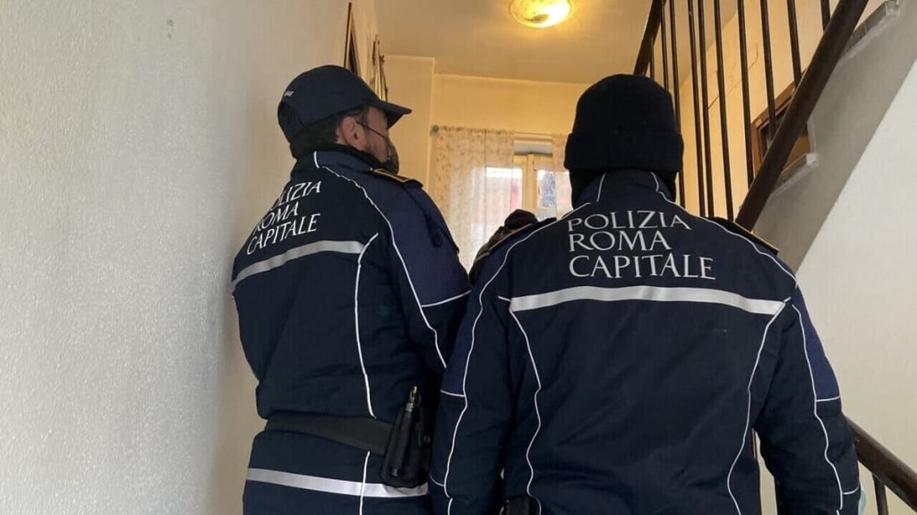 Mezzo milione di euro nascosto nel materasso grazie ai permessi di soggiorno truffa