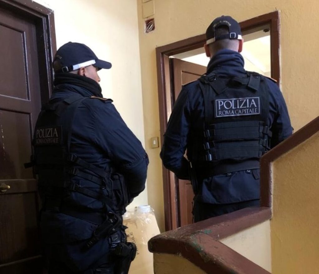 Blitz al Trullo, sgomberate casa occupate. Un abusivo aveva anche diviso in due un appartamento