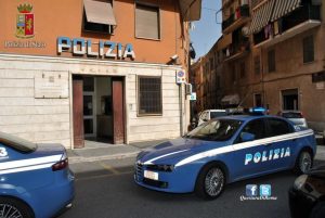 Ragazzo di 19 anni accoltellato alla schiena alla fermata del bus