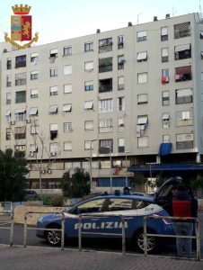 Vende cocaina ai ragazzi all'interno del cortile delle case popolari, arrestata pusher
