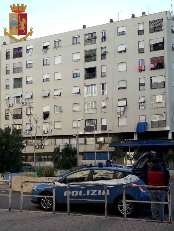 Vende cocaina ai ragazzi all'interno del cortile delle case popolari, arrestata pusher