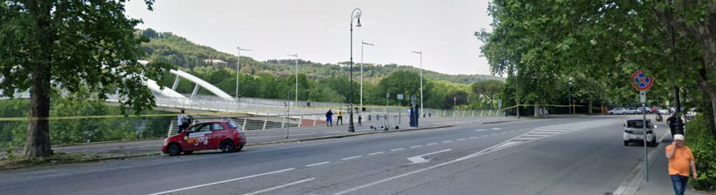 In fuga con l'auto sul lungotevere si schianta contro il guardrail