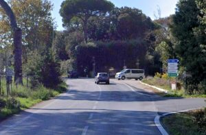 Incidente a Fiumicino, scontro tra auto e scooter: morto un uomo