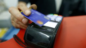 Spesa al centro commerciale con le carte bancomat appena rubate