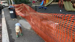 L'unica area giochi del quartiere è chiusa. Per il restyling ci vorrà ancora tempo