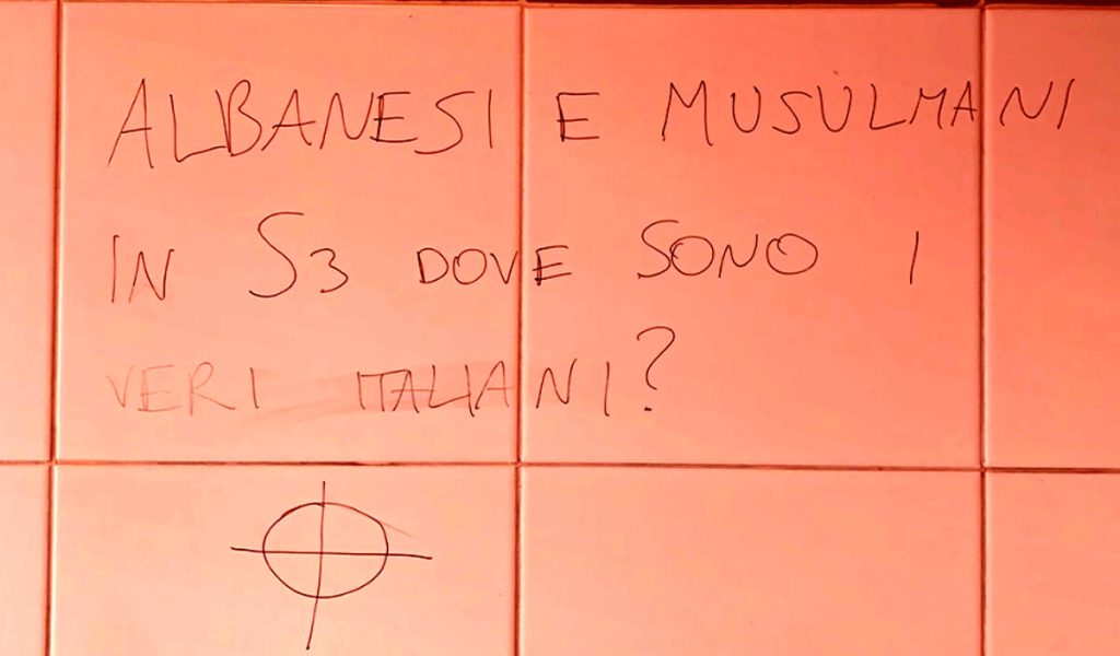 "Albanesi e musulmani, dove sono i veri italiani?". Scritte razziste e una croce celtica nei bagni di Roma Tre