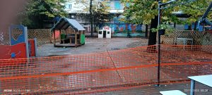 Il municipio chiude le aree verdi delle scuole. Genitori in protesta