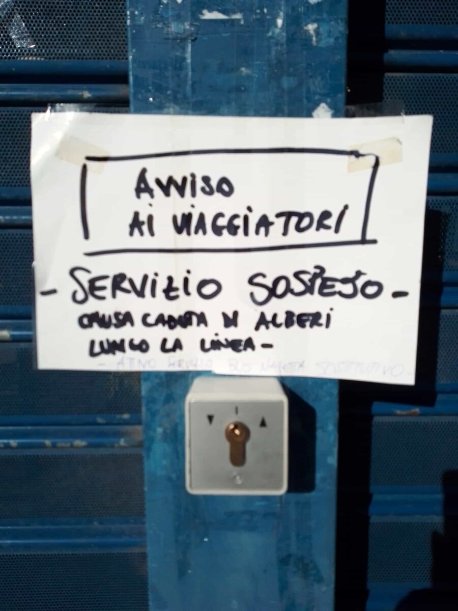 Alberi crollati a Roma, interrotta la Metromare. Disagi lungo tutta la linea