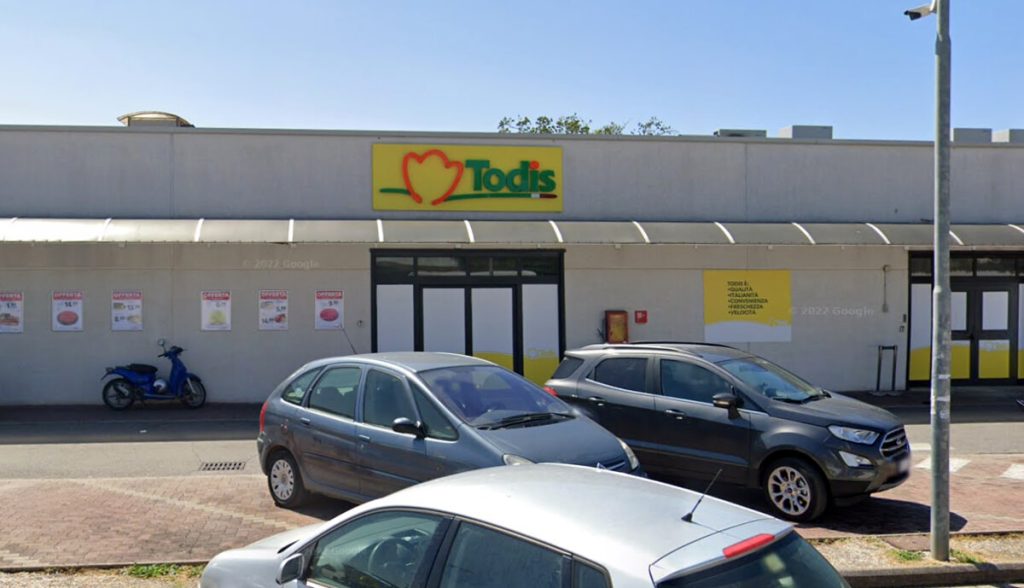 Auto-ariete contro il Todis, direttore insegue la banda e recupera la cassaforte