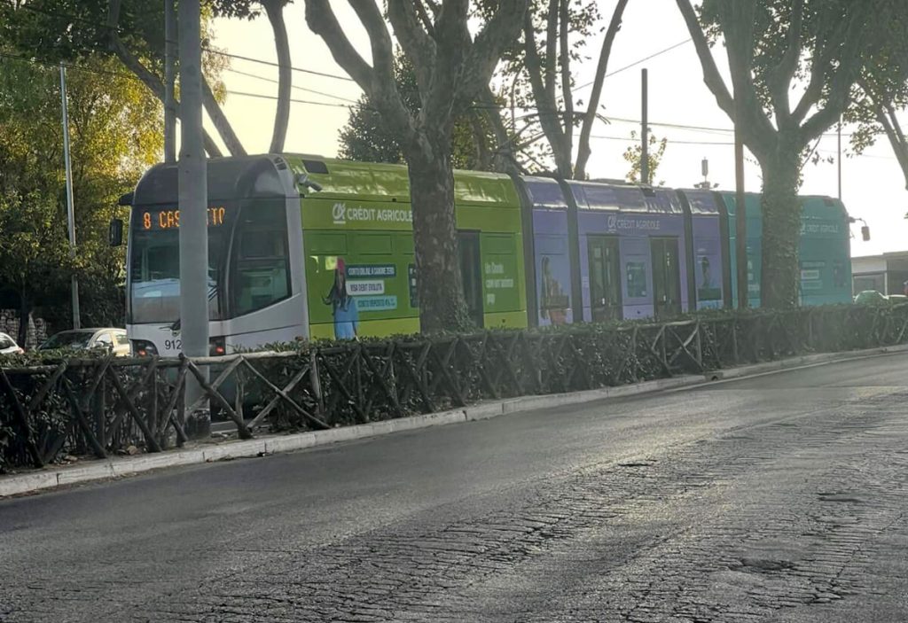 Prende a calci la porta del tram, il vetro va in frantumi e ferisce una passeggera