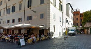 Tutti contro tavolini e dehors: a Roma cittadini in piazza. Con loro anche il I municipio