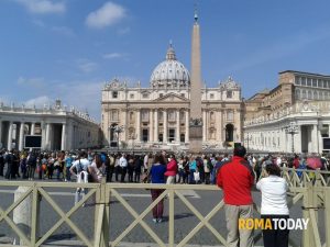 Ruba energia al metal detector di piazza San Pietro e picchia i poliziotti: paura fra i turisti