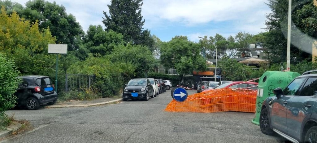 La strada del Villaggio Olimpico chiusa da due mesi per gli alberi pericolanti