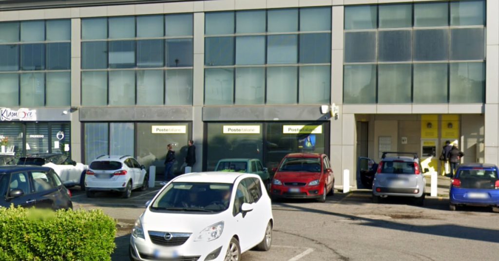 Raggirato da due donne, 90enne derubato della pensione appena ritirata alle Poste
