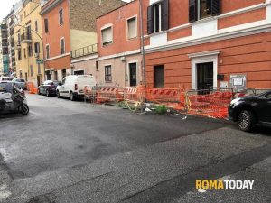 Blatte, miasmi e transenne pericolose. Così la voragine eterna tiene in ostaggio i residenti