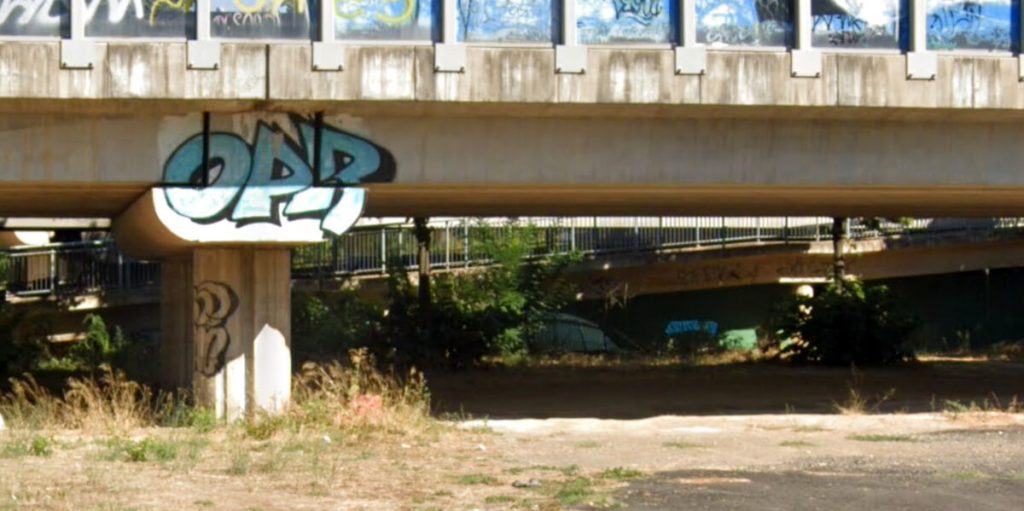 Tentato omicidio sotto al viadotto: senza dimora accoltellato all'addome dalla "coinquilina"