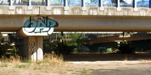Tentato omicidio sotto al viadotto: senza dimora accoltellato all'addome dalla "coinquilina"