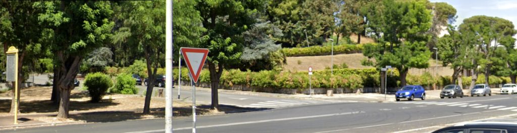 Incidente all'Eur: scontro tra una moto e una Smart, morto 61enne