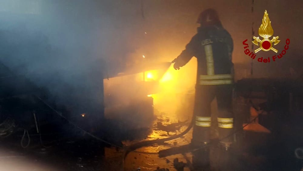 Incendio a Termini: distrutto negozio per noleggiare le bici, intossicato un pompiere