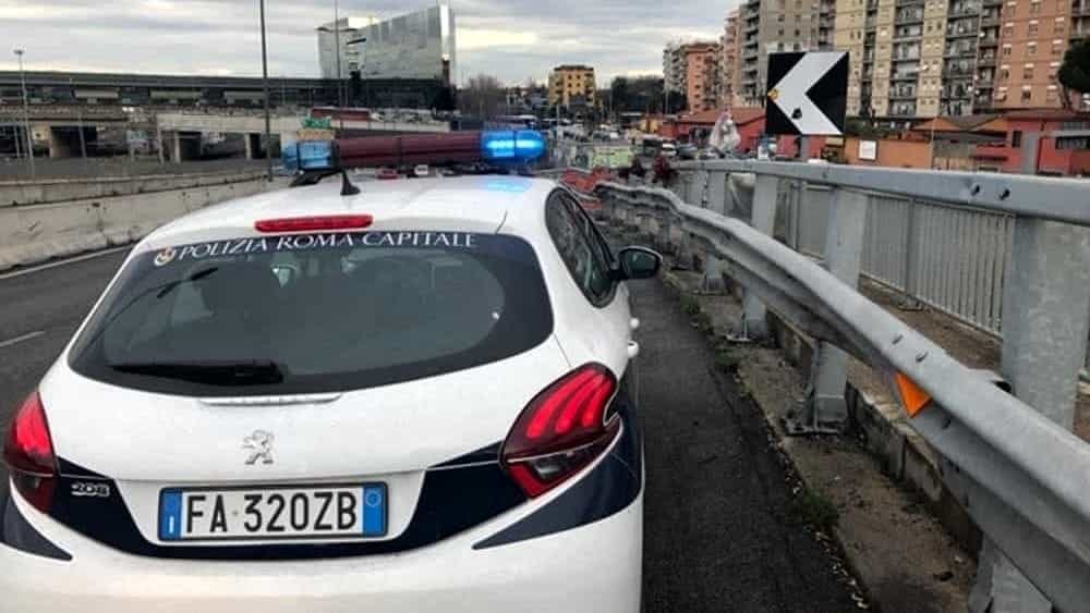 Incidente in tangenziale: galleria chiusa oltre tre ore dopo scontro tra auto e furgone