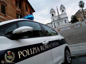 Vende tour turistici senza autorizzazioni, indosso un pos per i pagamenti elettronici