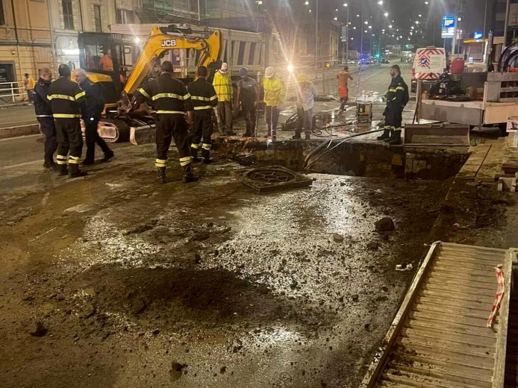 Voragine a Corso Francia, l'asfalto cede dopo perdita idrica: traffico in tilt