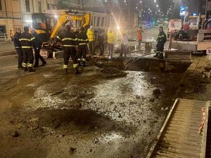 Voragine a Corso Francia, l'asfalto cede dopo perdita idrica: traffico in tilt