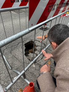 Si apre una voragine in centro cittadino, tecnici a lavoro