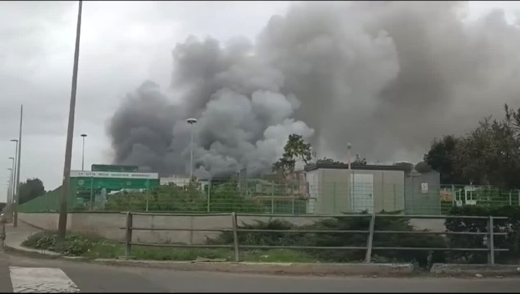 VIDEO | Incendio Malagrotta: il fumo sul tmb, le fiamme e l'arrivo dei soccorsi