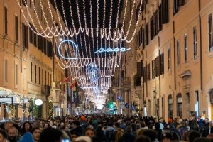 Un tappeto di luci per la pace in via del Corso. Ecco le luminarie di Natale