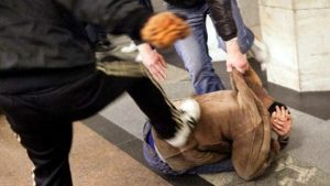 In dieci contro uno: baby gang picchia e rapina un uomo sotto casa