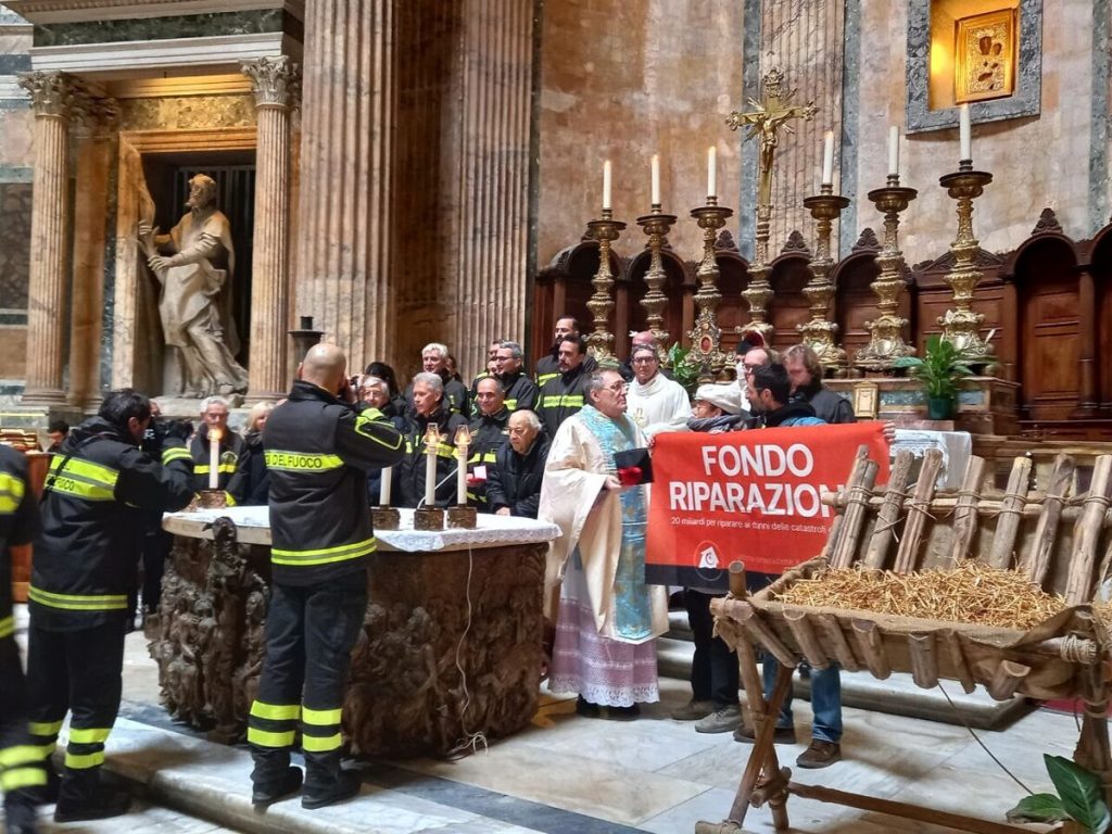 Blitz degli ambientalisti alla messa al Pantheon, il sacerdote: "Siamo dalla stessa parte"