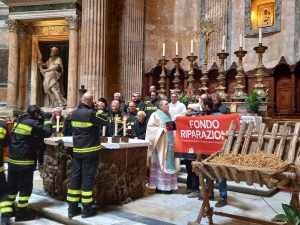 Blitz degli ambientalisti alla messa al Pantheon, il sacerdote: "Siamo dalla stessa parte"