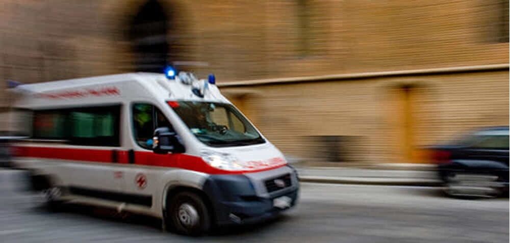 Incidente a Genzano, investita da un'auto: è grave